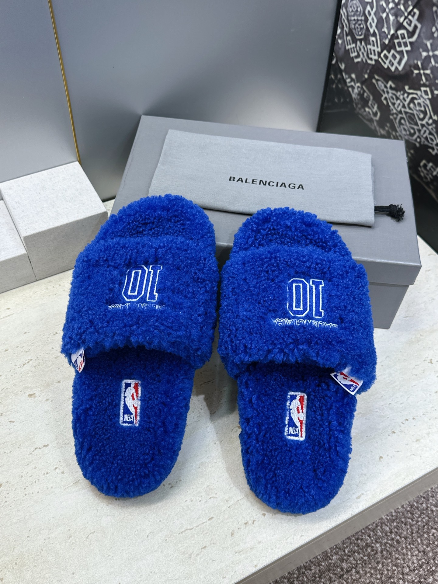 BALENCIAGA x NBA 2026秋冬联名新款保暖女鞋  巴黎世家明星同款字母logo平底圆头毛毛拖鞋 市场顶级