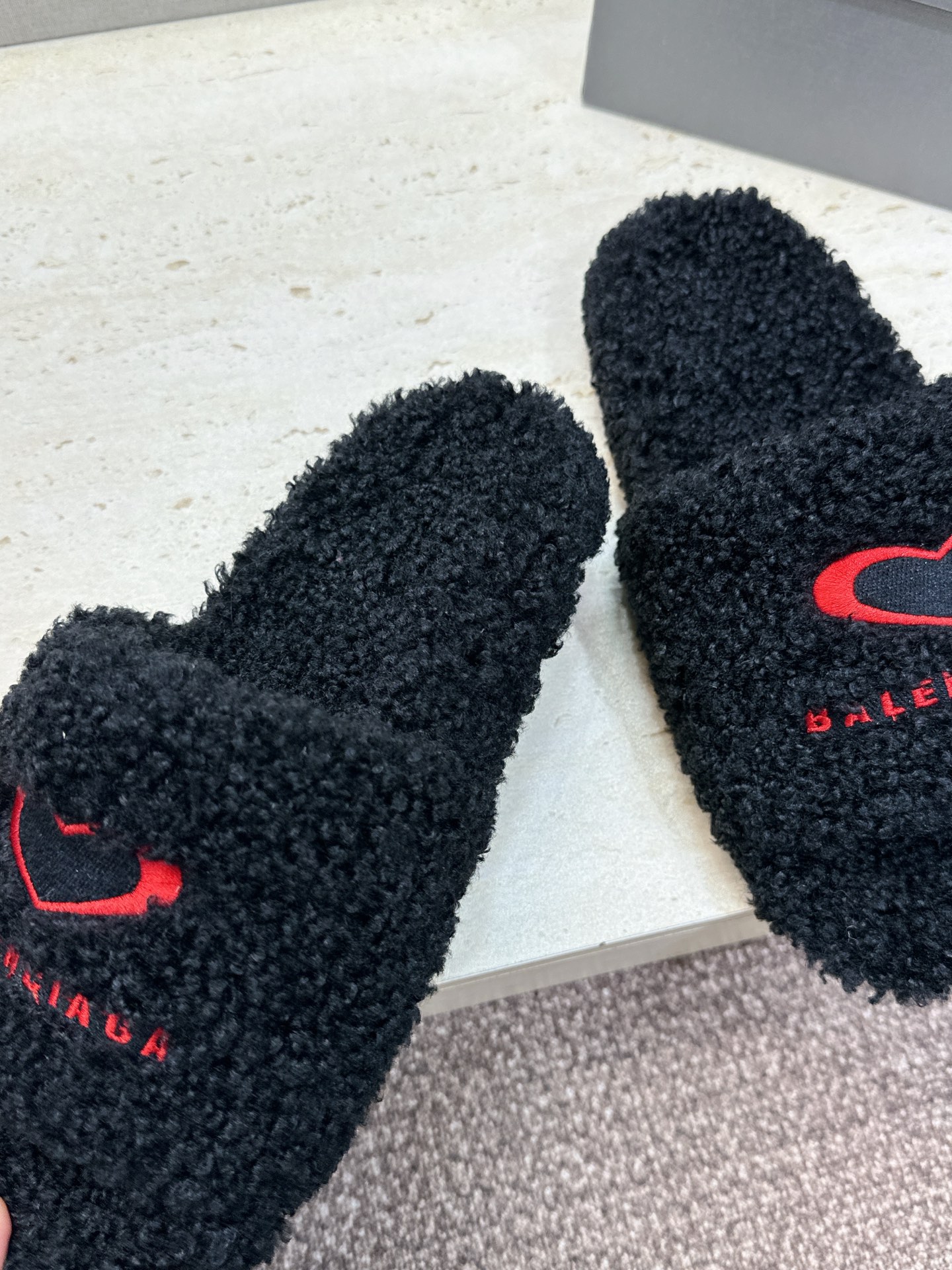 BALENCIAGA 2026秋冬新款保暖女鞋 巴黎世家明星同款字母logo平底圆头毛毛拖鞋 市场顶级版本 材质:鞋面 BALENCIAGA 2026秋冬新款保暖女鞋 巴黎世家明星同款字母logo平底圆头毛毛拖鞋 市场顶级版本 材质:鞋面
