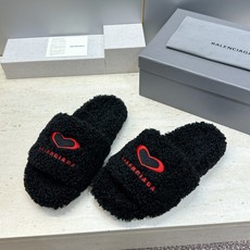 BALENCIAGA 2026秋冬新款保暖女鞋 巴黎世家明星同款字母logo平底圆头毛毛拖鞋 市场顶级版本 材质:鞋面 BALENCIAGA 2026秋冬新款保暖女鞋 巴黎世家明星同款字母logo平底圆头毛毛拖鞋 市场顶级版本 材质:鞋面