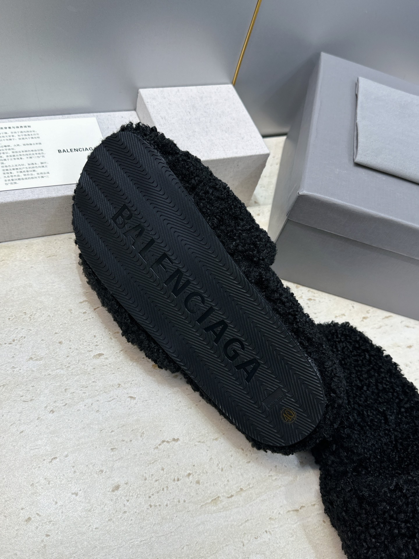 BALENCIAGA 2026秋冬新款保暖女鞋 巴黎世家明星同款字母logo平底圆头毛毛拖鞋 市场顶级版本 材质:鞋面 BALENCIAGA 2026秋冬新款保暖女鞋 巴黎世家明星同款字母logo平底圆头毛毛拖鞋 市场顶级版本 材质:鞋面