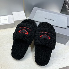 BALENCIAGA 2026秋冬新款保暖女鞋 巴黎世家明星同款字母logo平底圆头毛毛拖鞋 市场顶级版本 材质:鞋面 BALENCIAGA 2026秋冬新款保暖女鞋 巴黎世家明星同款字母logo平底圆头毛毛拖鞋 市场顶级版本 材质:鞋面