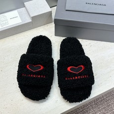 BALENCIAGA 2026秋冬新款保暖女鞋 巴黎世家明星同款字母logo平底圆头毛毛拖鞋 市场顶级版本 材质:鞋面 BALENCIAGA 2026秋冬新款保暖女鞋 巴黎世家明星同款字母logo平底圆头毛毛拖鞋 市场顶级版本 材质:鞋面