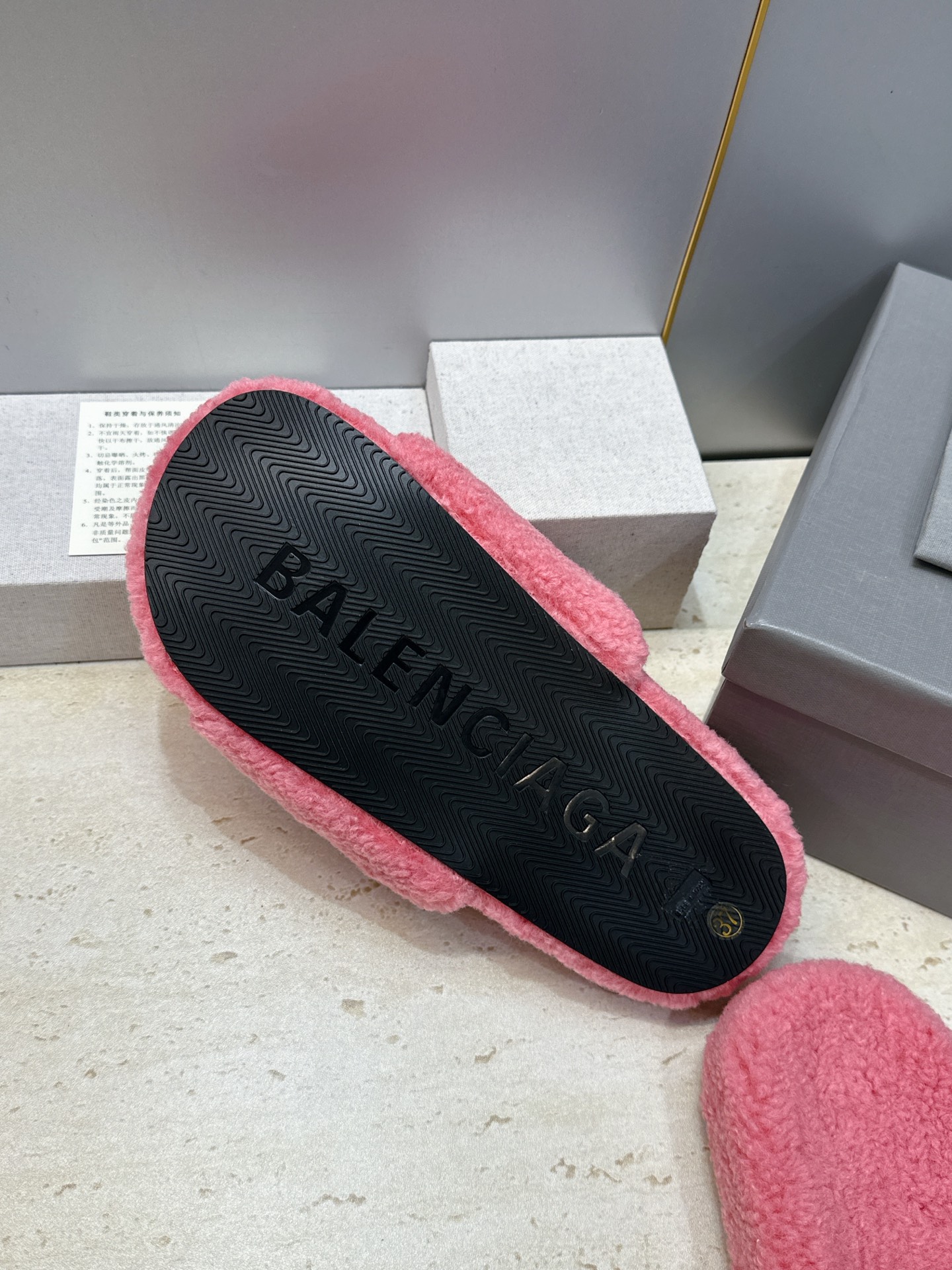 BALENCIAGA 2026秋冬新款保暖女鞋 巴黎世家明星同款字母logo平底圆头毛毛拖鞋 市场顶级版本 材质:鞋面 BALENCIAGA 2026秋冬新款保暖女鞋 巴黎世家明星同款字母logo平底圆头毛毛拖鞋 市场顶级版本 材质:鞋面