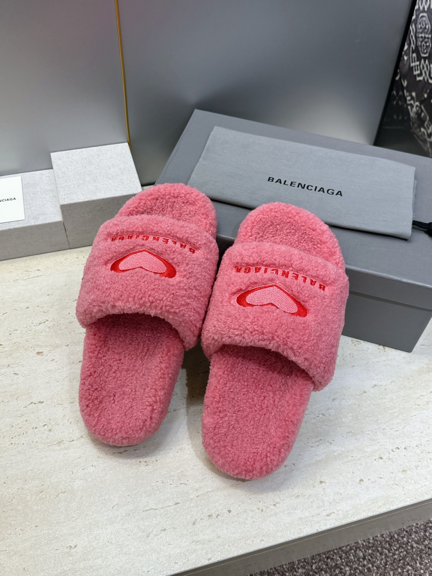 BALENCIAGA 2026秋冬新款保暖女鞋 巴黎世家明星同款字母logo平底圆头毛毛拖鞋 市场顶级版本 材质:鞋面 BALENCIAGA 2026秋冬新款保暖女鞋 巴黎世家明星同款字母logo平底圆头毛毛拖鞋 市场顶级版本 材质:鞋面