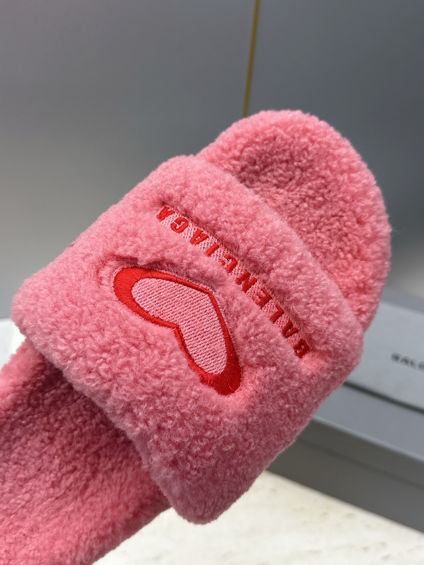 BALENCIAGA 2026秋冬新款保暖女鞋 巴黎世家明星同款字母logo平底圆头毛毛拖鞋 市场顶级版本 材质:鞋面 BALENCIAGA 2026秋冬新款保暖女鞋 巴黎世家明星同款字母logo平底圆头毛毛拖鞋 市场顶级版本 材质:鞋面