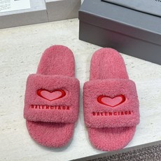 BALENCIAGA 2026秋冬新款保暖女鞋 巴黎世家明星同款字母logo平底圆头毛毛拖鞋 市场顶级版本 材质:鞋面 BALENCIAGA 2026秋冬新款保暖女鞋 巴黎世家明星同款字母logo平底圆头毛毛拖鞋 市场顶级版本 材质:鞋面