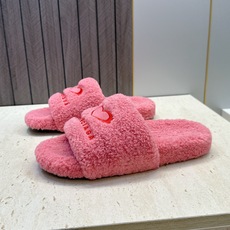 BALENCIAGA 2026秋冬新款保暖女鞋 巴黎世家明星同款字母logo平底圆头毛毛拖鞋 市场顶级版本 材质:鞋面 BALENCIAGA 2026秋冬新款保暖女鞋 巴黎世家明星同款字母logo平底圆头毛毛拖鞋 市场顶级版本 材质:鞋面