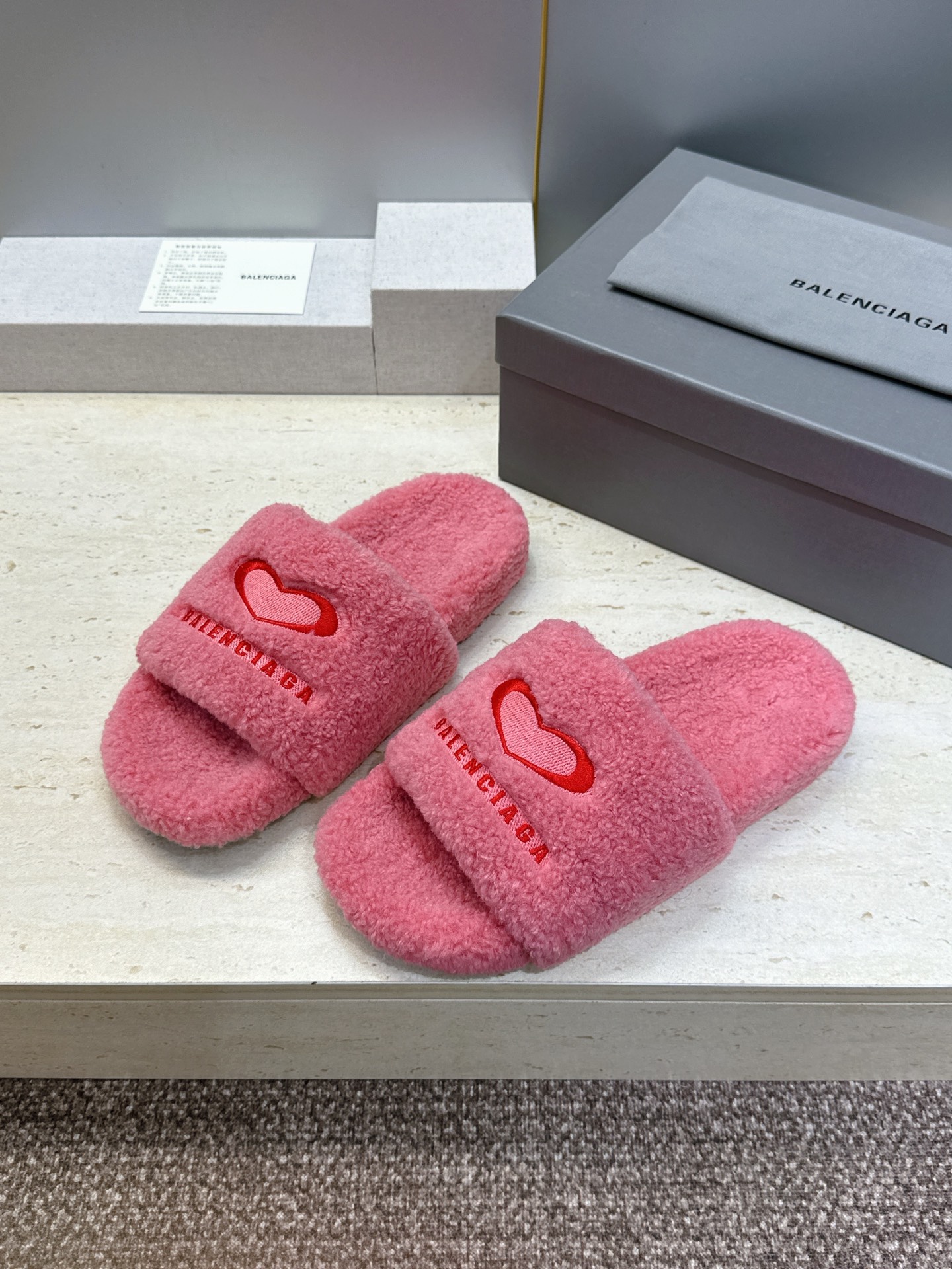 BALENCIAGA 2026秋冬新款保暖女鞋 巴黎世家明星同款字母logo平底圆头毛毛拖鞋 市场顶级版本 材质:鞋面 BALENCIAGA 2026秋冬新款保暖女鞋 巴黎世家明星同款字母logo平底圆头毛毛拖鞋 市场顶级版本 材质:鞋面