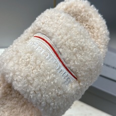 BALENCIAGA 2026秋冬新款保暖女鞋 巴黎世家明星同款字母logo平底圆头毛毛拖鞋 市场顶级版本 材质:鞋面 BALENCIAGA 2026秋冬新款保暖女鞋 巴黎世家明星同款字母logo平底圆头毛毛拖鞋 市场顶级版本 材质:鞋面