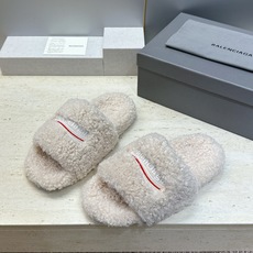 BALENCIAGA 2026秋冬新款保暖女鞋 巴黎世家明星同款字母logo平底圆头毛毛拖鞋 市场顶级版本 材质:鞋面 BALENCIAGA 2026秋冬新款保暖女鞋 巴黎世家明星同款字母logo平底圆头毛毛拖鞋 市场顶级版本 材质:鞋面