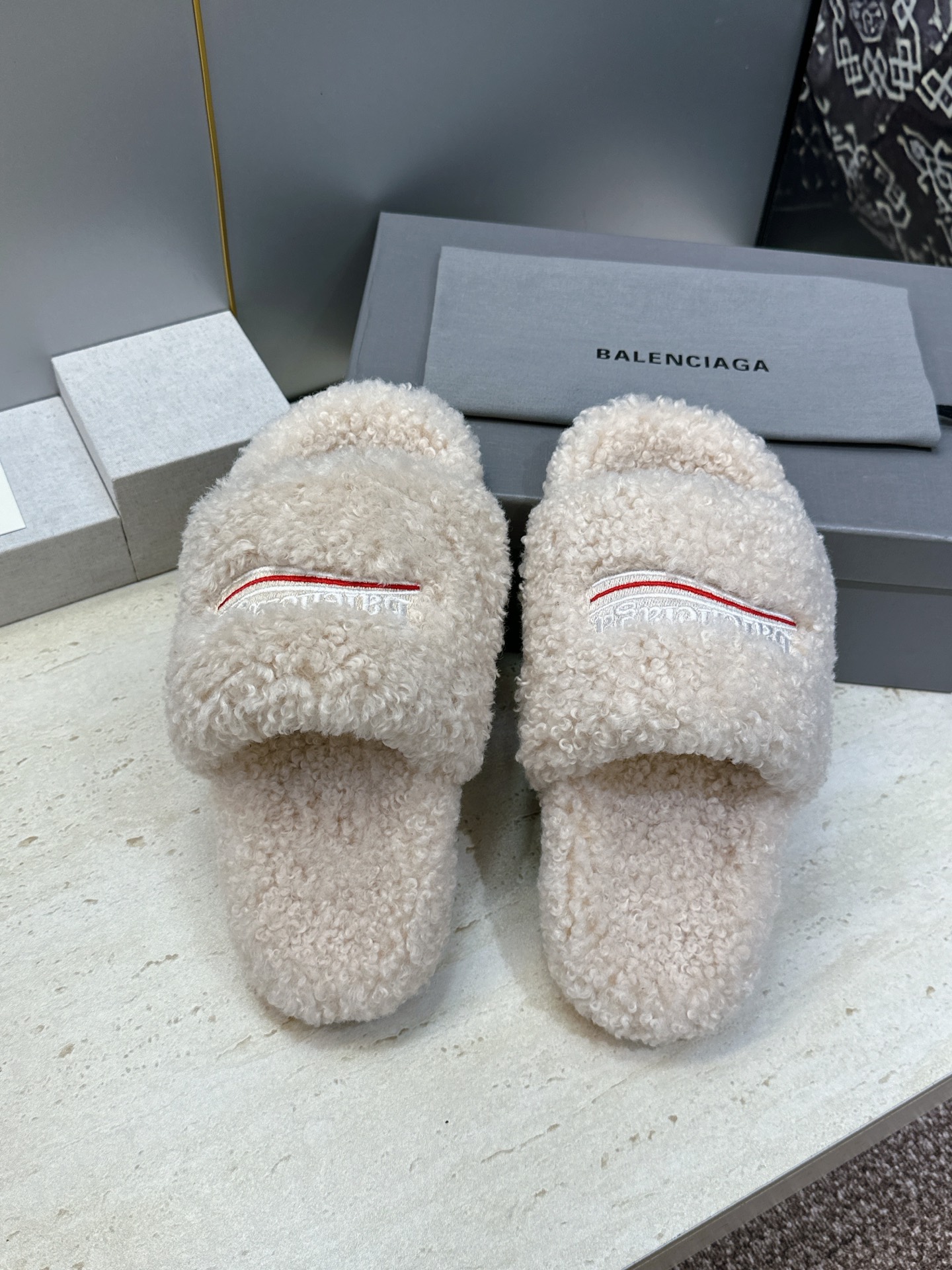 BALENCIAGA 2026秋冬新款保暖女鞋 巴黎世家明星同款字母logo平底圆头毛毛拖鞋 市场顶级版本 材质:鞋面 BALENCIAGA 2026秋冬新款保暖女鞋 巴黎世家明星同款字母logo平底圆头毛毛拖鞋 市场顶级版本 材质:鞋面