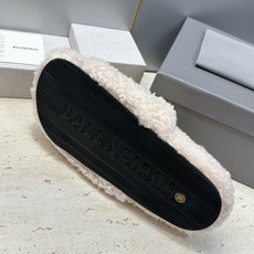 BALENCIAGA 2026秋冬新款保暖女鞋 巴黎世家明星同款字母logo平底圆头毛毛拖鞋 市场顶级版本 材质:鞋面 BALENCIAGA 2026秋冬新款保暖女鞋 巴黎世家明星同款字母logo平底圆头毛毛拖鞋 市场顶级版本 材质:鞋面