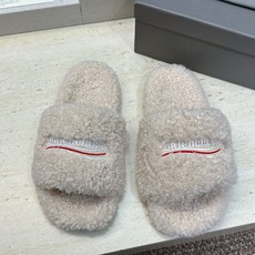 BALENCIAGA 2026秋冬新款保暖女鞋 巴黎世家明星同款字母logo平底圆头毛毛拖鞋 市场顶级版本 材质:鞋面 BALENCIAGA 2026秋冬新款保暖女鞋 巴黎世家明星同款字母logo平底圆头毛毛拖鞋 市场顶级版本 材质:鞋面