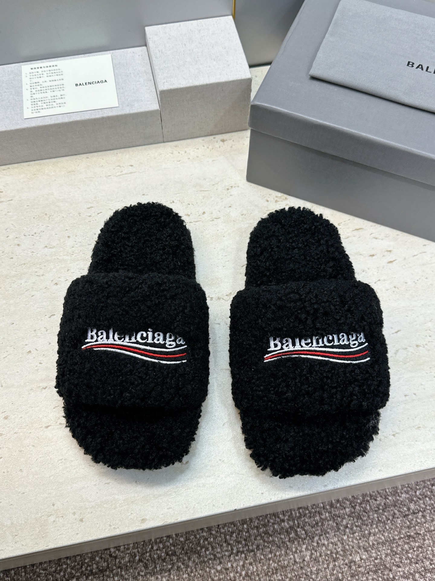 BALENCIAGA 2026秋冬新款保暖女鞋 巴黎世家明星同款字母logo平底圆头毛毛拖鞋 市场顶级版本 材质:鞋面 BALENCIAGA 2026秋冬新款保暖女鞋 巴黎世家明星同款字母logo平底圆头毛毛拖鞋 市场顶级版本 材质:鞋面
