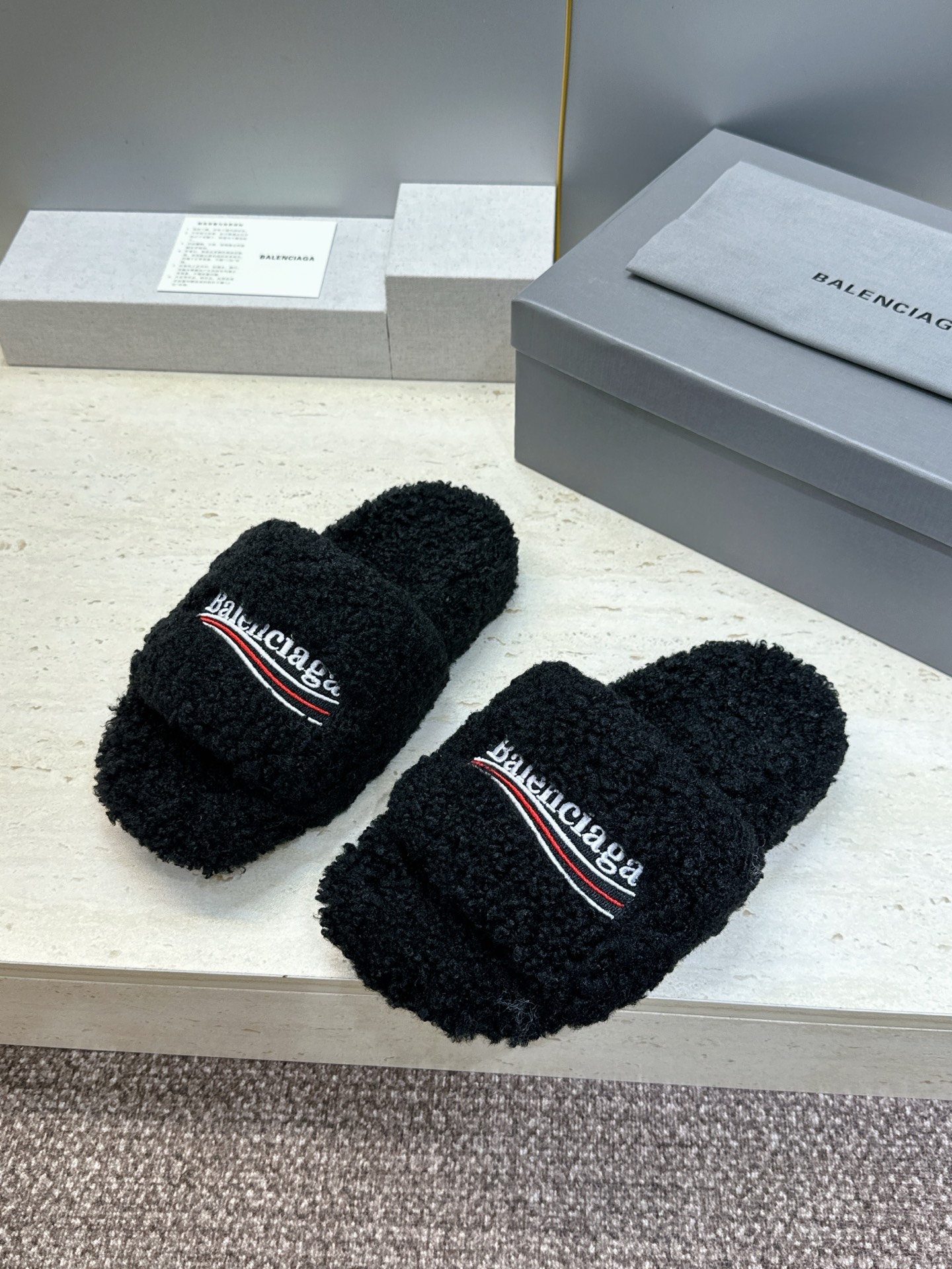 BALENCIAGA 2026秋冬新款保暖女鞋 巴黎世家明星同款字母logo平底圆头毛毛拖鞋 市场顶级版本 材质:鞋面 BALENCIAGA 2026秋冬新款保暖女鞋 巴黎世家明星同款字母logo平底圆头毛毛拖鞋 市场顶级版本 材质:鞋面