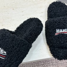 BALENCIAGA 2026秋冬新款保暖女鞋 巴黎世家明星同款字母logo平底圆头毛毛拖鞋 市场顶级版本 材质:鞋面 BALENCIAGA 2026秋冬新款保暖女鞋 巴黎世家明星同款字母logo平底圆头毛毛拖鞋 市场顶级版本 材质:鞋面