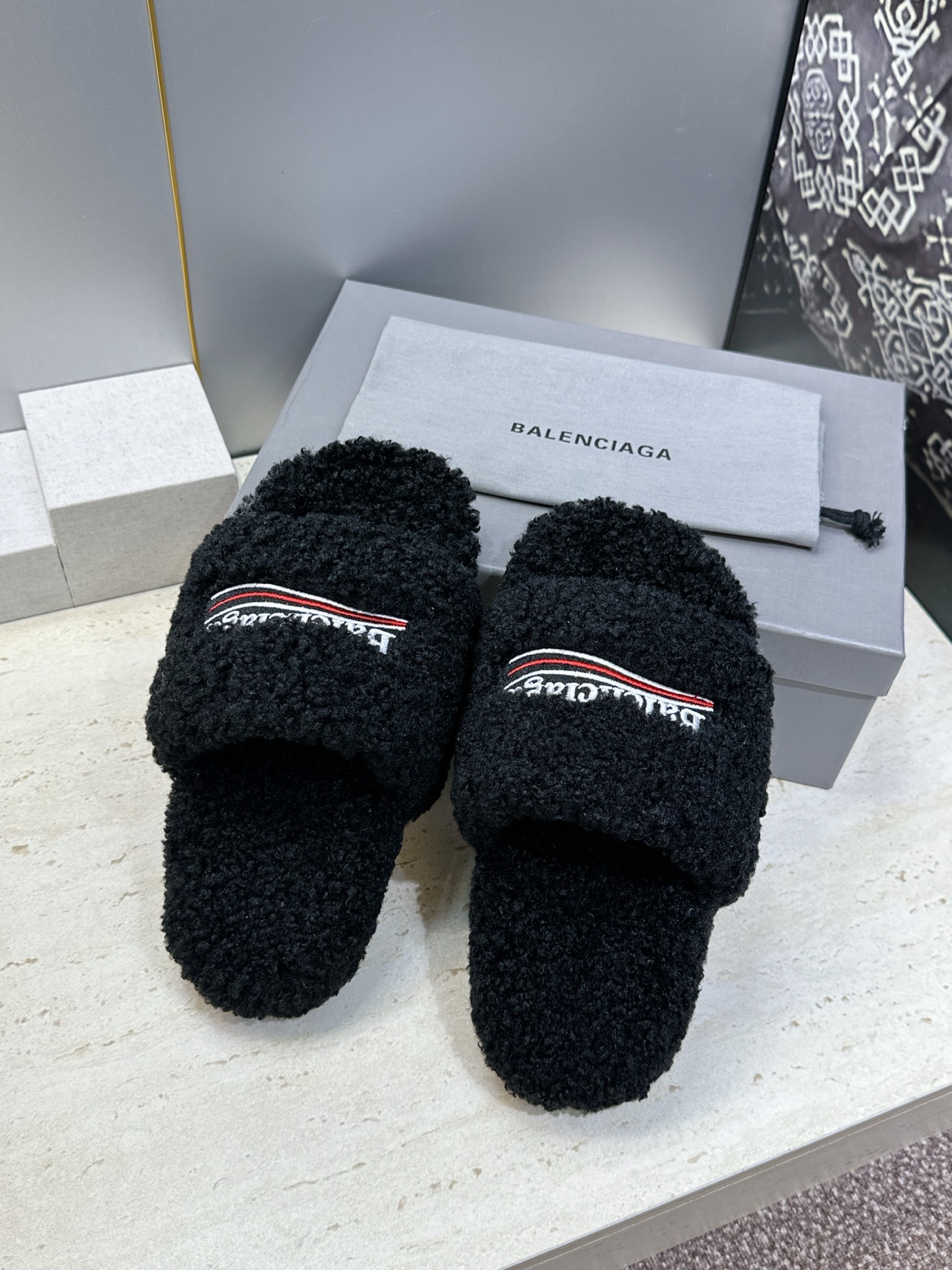 BALENCIAGA 2026秋冬新款保暖女鞋 巴黎世家明星同款字母logo平底圆头毛毛拖鞋 市场顶级版本 材质:鞋面 BALENCIAGA 2026秋冬新款保暖女鞋 巴黎世家明星同款字母logo平底圆头毛毛拖鞋 市场顶级版本 材质:鞋面