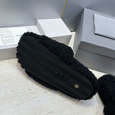 BALENCIAGA 2026秋冬新款保暖女鞋 巴黎世家明星同款字母logo平底圆头毛毛拖鞋 市场顶级版本 材质:鞋面 BALENCIAGA 2026秋冬新款保暖女鞋 巴黎世家明星同款字母logo平底圆头毛毛拖鞋 市场顶级版本 材质:鞋面