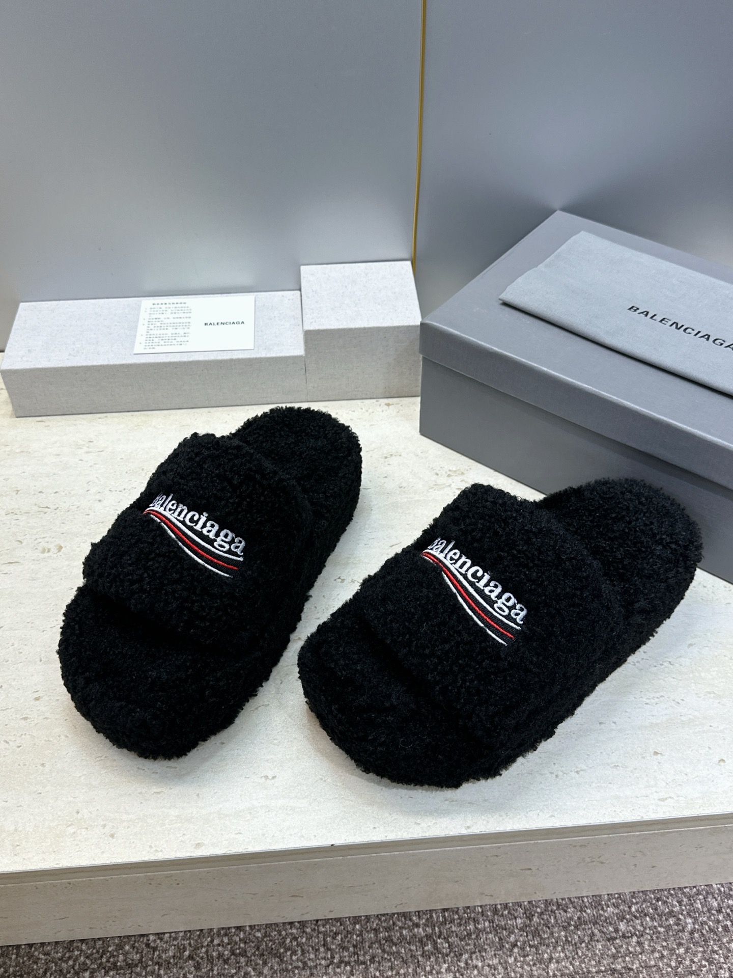 BALENCIAGA 2026秋冬新款保暖居家女鞋 巴黎世家明星同款字母logo厚底圆头拼色毛毛拖鞋 市场顶级版本 材 BALENCIAGA 2026秋冬新款保暖居家女鞋 巴黎世家明星同款字母logo厚底圆头拼色毛毛拖鞋 市场顶级版本 材