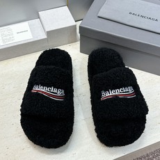 BALENCIAGA 2026秋冬新款保暖居家女鞋 巴黎世家明星同款字母logo厚底圆头拼色毛毛拖鞋 市场顶级版本 材 BALENCIAGA 2026秋冬新款保暖居家女鞋 巴黎世家明星同款字母logo厚底圆头拼色毛毛拖鞋 市场顶级版本 材