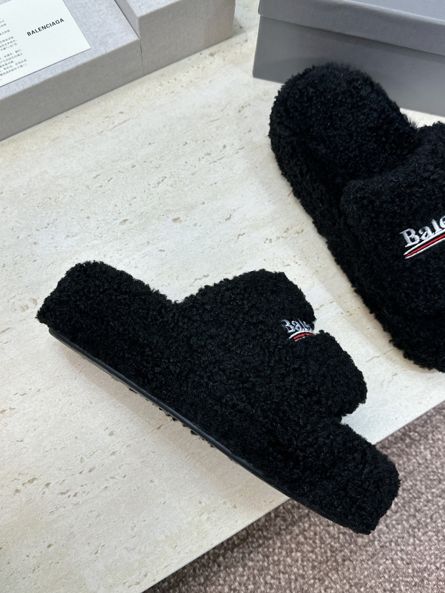 BALENCIAGA 2026秋冬新款保暖居家女鞋 巴黎世家明星同款字母logo厚底圆头拼色毛毛拖鞋 市场顶级版本 材 BALENCIAGA 2026秋冬新款保暖居家女鞋 巴黎世家明星同款字母logo厚底圆头拼色毛毛拖鞋 市场顶级版本 材