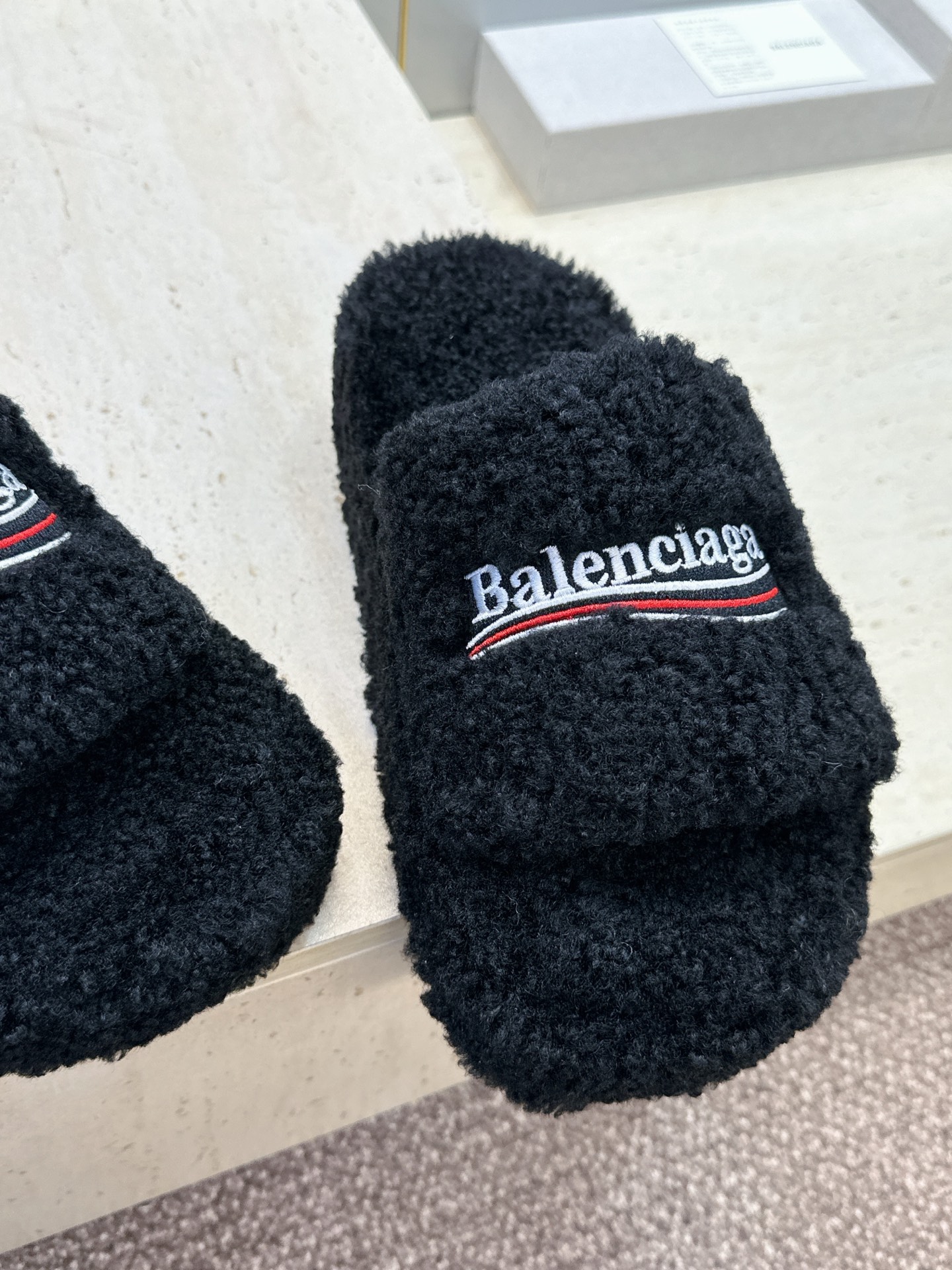 BALENCIAGA 2026秋冬新款保暖居家女鞋 巴黎世家明星同款字母logo厚底圆头拼色毛毛拖鞋 市场顶级版本 材 BALENCIAGA 2026秋冬新款保暖居家女鞋 巴黎世家明星同款字母logo厚底圆头拼色毛毛拖鞋 市场顶级版本 材