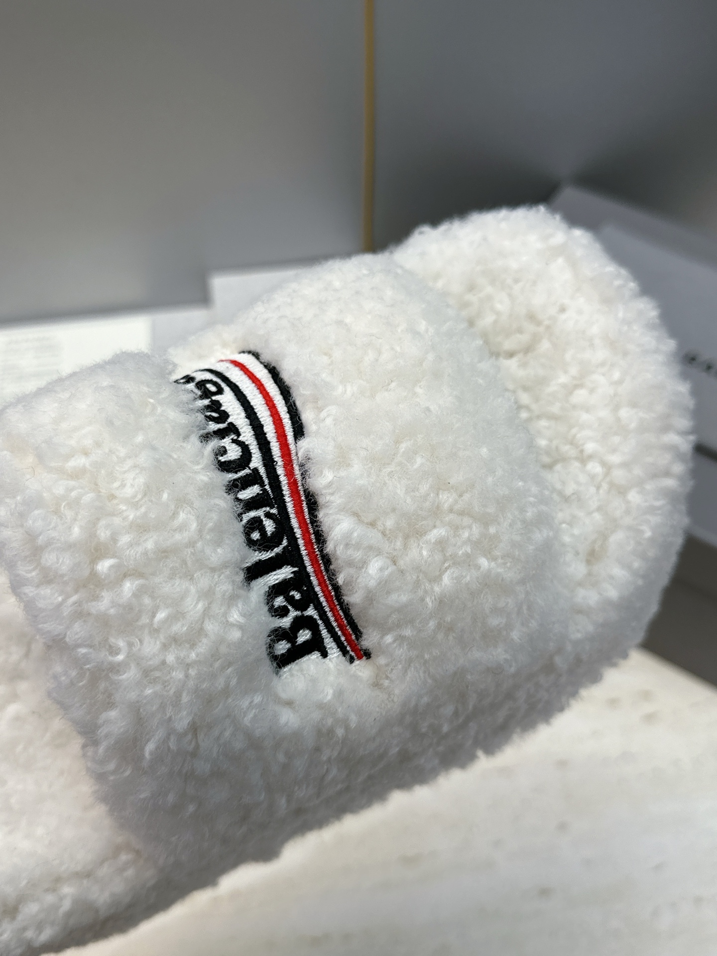 BALENCIAGA 2026秋冬新款保暖居家女鞋 巴黎世家明星同款字母logo厚底圆头拼色毛毛拖鞋 市场顶级版本 材 BALENCIAGA 2026秋冬新款保暖居家女鞋 巴黎世家明星同款字母logo厚底圆头拼色毛毛拖鞋 市场顶级版本 材