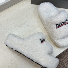 BALENCIAGA 2026秋冬新款保暖居家女鞋 巴黎世家明星同款字母logo厚底圆头拼色毛毛拖鞋 市场顶级版本 材 BALENCIAGA 2026秋冬新款保暖居家女鞋 巴黎世家明星同款字母logo厚底圆头拼色毛毛拖鞋 市场顶级版本 材