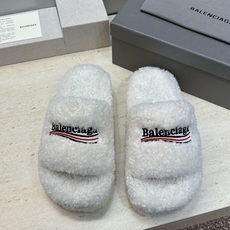 BALENCIAGA 2026秋冬新款保暖居家女鞋 巴黎世家明星同款字母logo厚底圆头拼色毛毛拖鞋 市场顶级版本 材 BALENCIAGA 2026秋冬新款保暖居家女鞋 巴黎世家明星同款字母logo厚底圆头拼色毛毛拖鞋 市场顶级版本 材