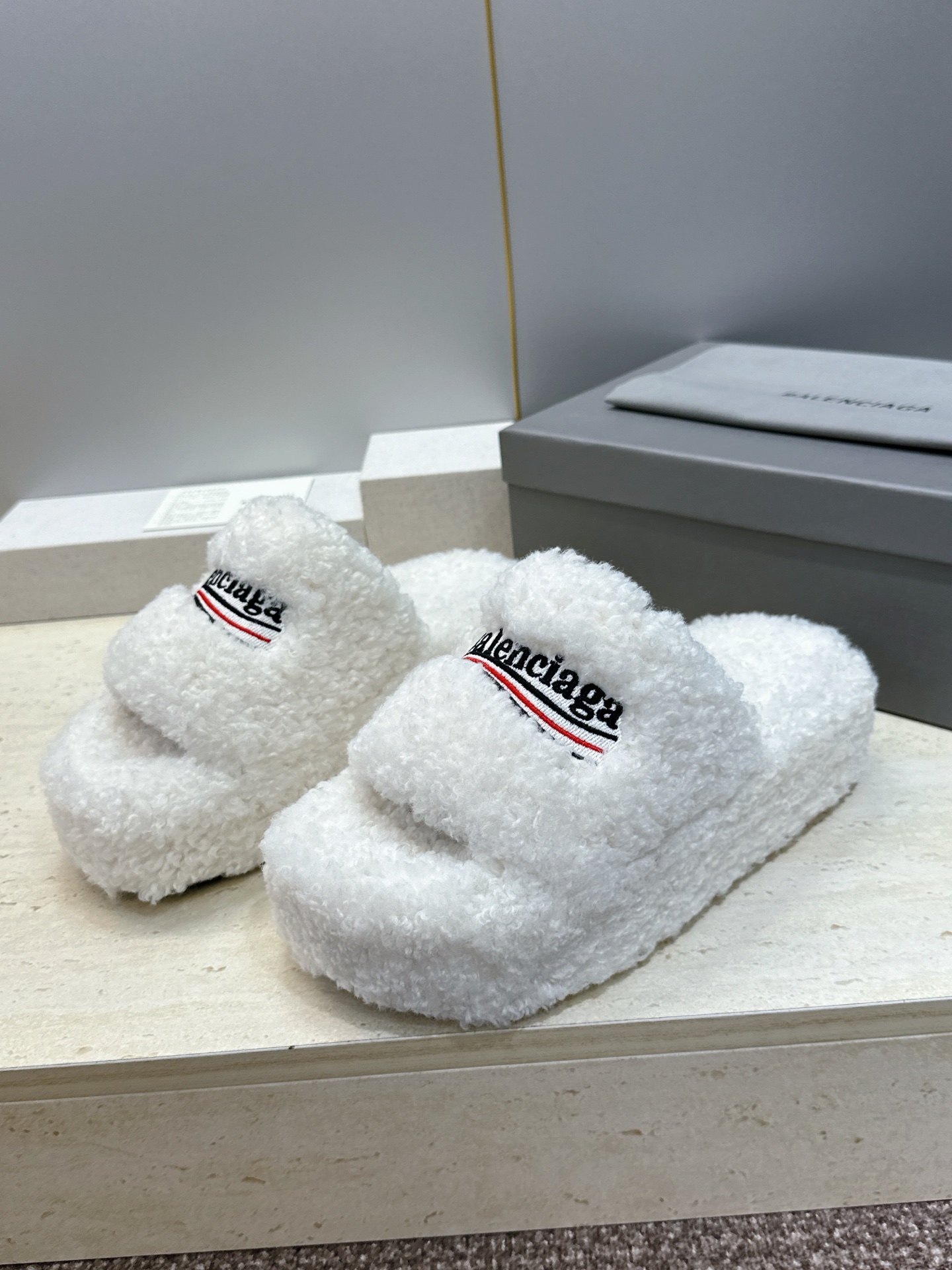BALENCIAGA 2026秋冬新款保暖居家女鞋 巴黎世家明星同款字母logo厚底圆头拼色毛毛拖鞋 市场顶级版本 材 BALENCIAGA 2026秋冬新款保暖居家女鞋 巴黎世家明星同款字母logo厚底圆头拼色毛毛拖鞋 市场顶级版本 材