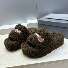 BALENCIAGA 2026秋冬新款保暖居家女鞋 巴黎世家明星同款字母logo厚底圆头拼色毛毛拖鞋 市场顶级版本 材 BALENCIAGA 2026秋冬新款保暖居家女鞋 巴黎世家明星同款字母logo厚底圆头拼色毛毛拖鞋 市场顶级版本 材