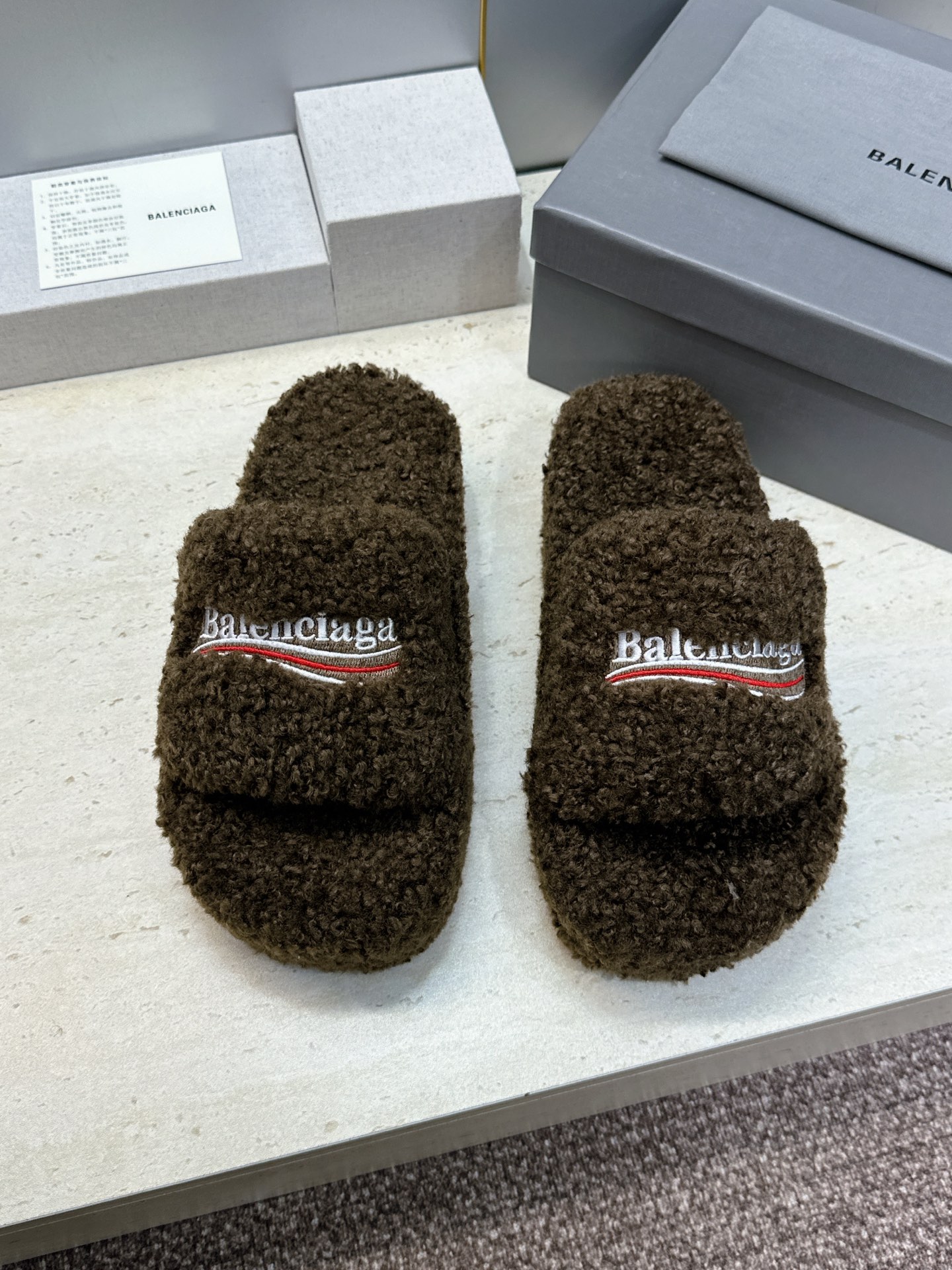 BALENCIAGA 2026秋冬新款保暖居家女鞋 巴黎世家明星同款字母logo厚底圆头拼色毛毛拖鞋 市场顶级版本 材 BALENCIAGA 2026秋冬新款保暖居家女鞋 巴黎世家明星同款字母logo厚底圆头拼色毛毛拖鞋 市场顶级版本 材