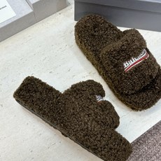 BALENCIAGA 2026秋冬新款保暖居家女鞋 巴黎世家明星同款字母logo厚底圆头拼色毛毛拖鞋 市场顶级版本 材 BALENCIAGA 2026秋冬新款保暖居家女鞋 巴黎世家明星同款字母logo厚底圆头拼色毛毛拖鞋 市场顶级版本 材