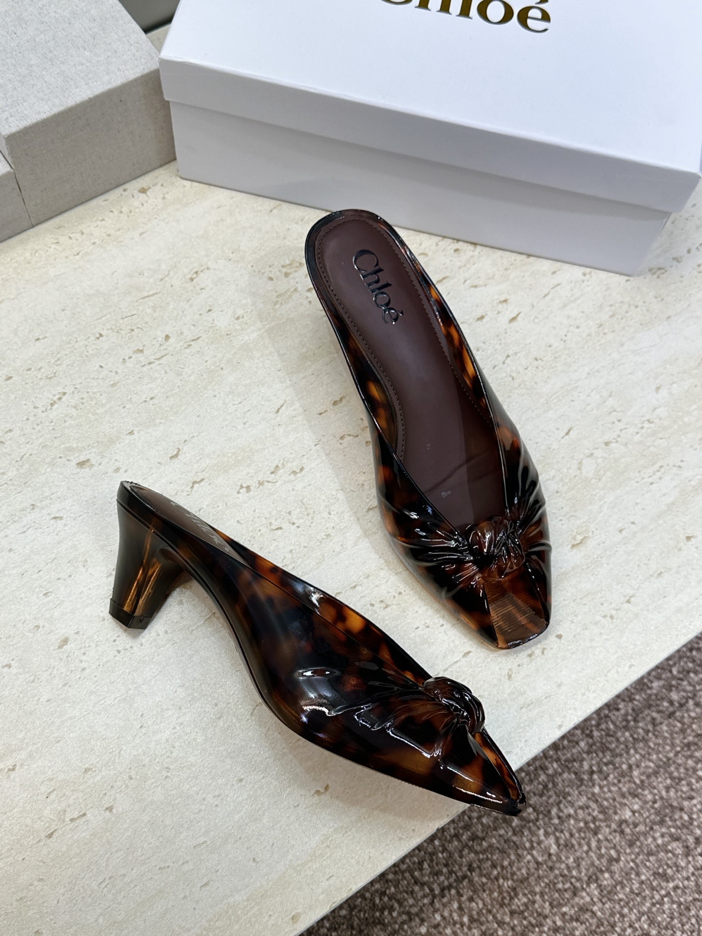 Chloe 2026春夏粗跟休闲果冻色女鞋  克洛伊字母logo豹纹中跟鱼嘴露趾凉拖鞋 材质:一体成型硫化工艺PVC科技
