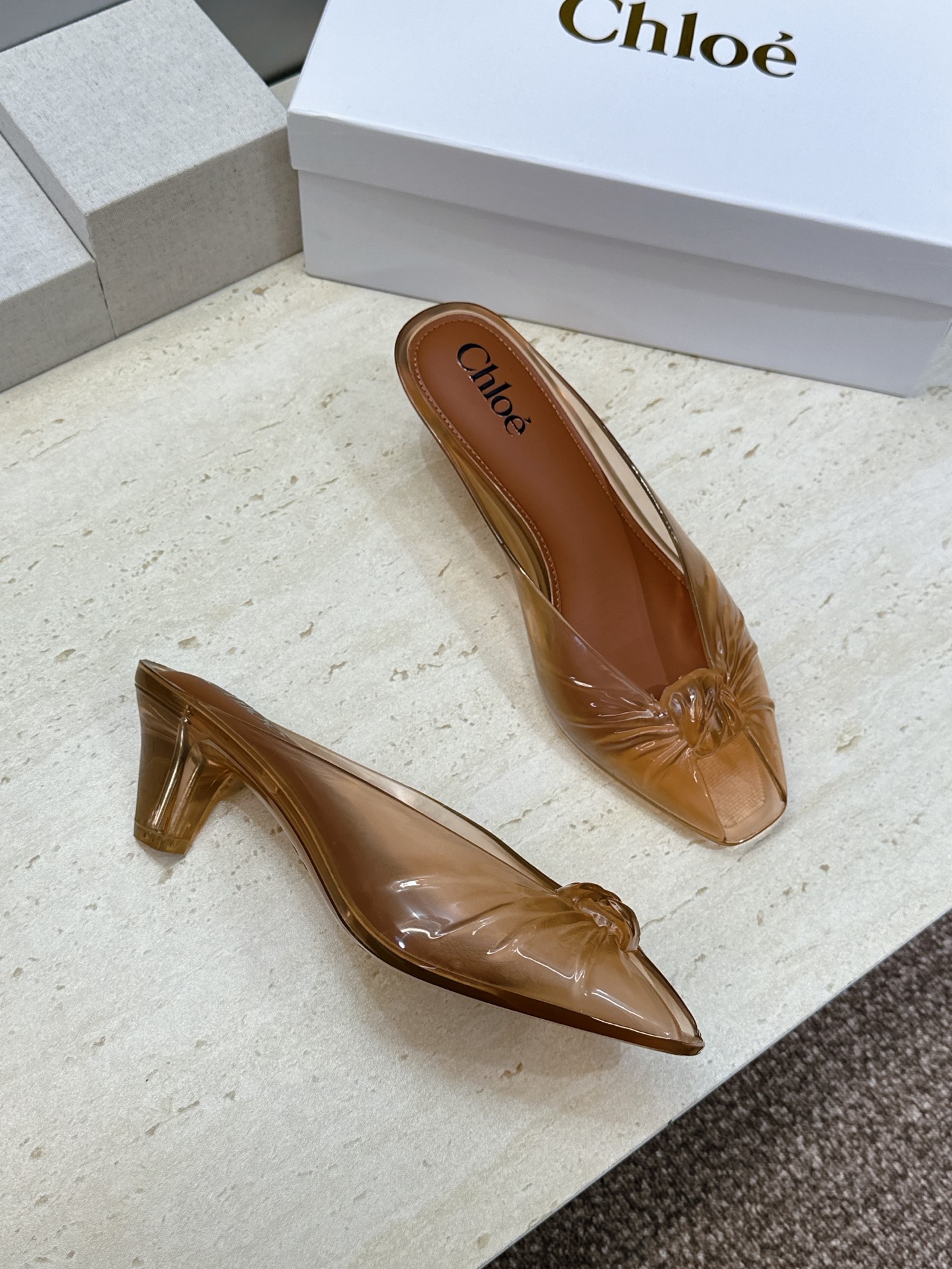 Chloe 2026春夏粗跟休闲果冻色女鞋  克洛伊字母logo豹纹中跟鱼嘴露趾凉拖鞋 材质:一体成型硫化工艺PVC科技