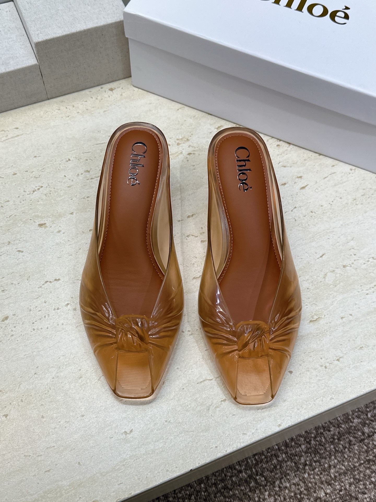 Chloe 2026春夏粗跟休闲果冻色女鞋  克洛伊字母logo豹纹中跟鱼嘴露趾凉拖鞋 材质:一体成型硫化工艺PVC科技