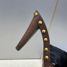 SAINT LAURENT PARIS 圣罗兰2026春夏新款中跟木底防水台女鞋 YSL字母logo五金扣明星同款铆钉 SAINT LAURENT PARIS 圣罗兰2026春夏新款中跟木底防水台女鞋 YSL字母logo五金扣明星同款铆钉