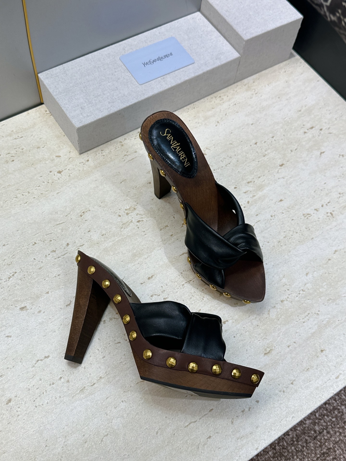 SAINT LAURENT PARIS 圣罗兰2026春夏新款中跟木底防水台女鞋 YSL字母logo五金扣明星同款铆钉 SAINT LAURENT PARIS 圣罗兰2026春夏新款中跟木底防水台女鞋 YSL字母logo五金扣明星同款铆钉