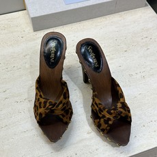SAINT LAURENT PARIS 圣罗兰2026春夏新款中跟木底防水台女鞋 YSL字母logo五金扣明星同款铆钉 SAINT LAURENT PARIS 圣罗兰2026春夏新款中跟木底防水台女鞋 YSL字母logo五金扣明星同款铆钉