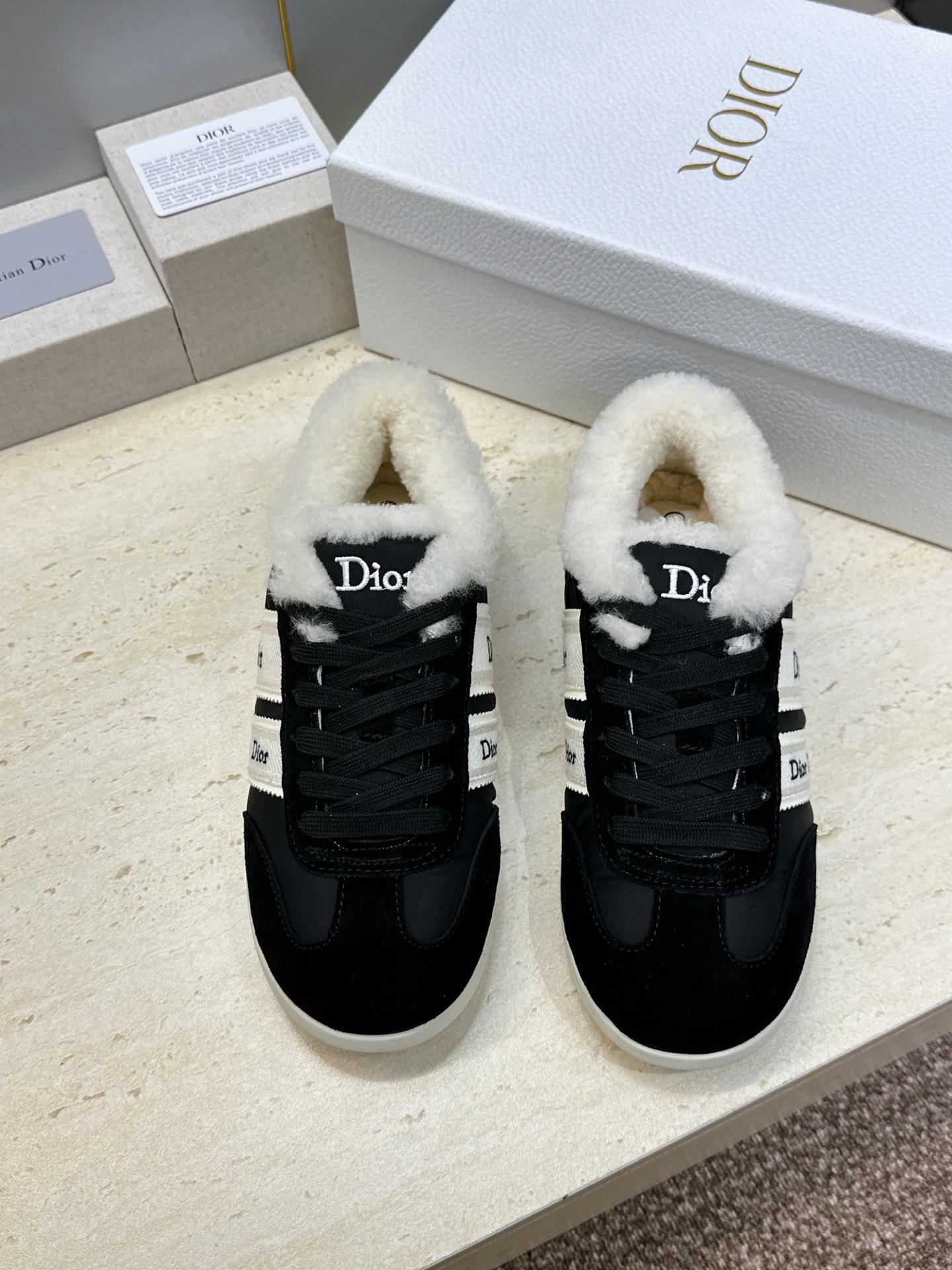 迪奥 Dior 2026秋冬新款Ribbon系带休闲运动羊羔毛小白鞋 CD字母logo织带平底圆头拼色阿甘德训鞋 材质 迪奥 Dior 2026秋冬新款Ribbon系带休闲运动羊羔毛小白鞋 CD字母logo织带平底圆头拼色阿甘德训鞋 材质