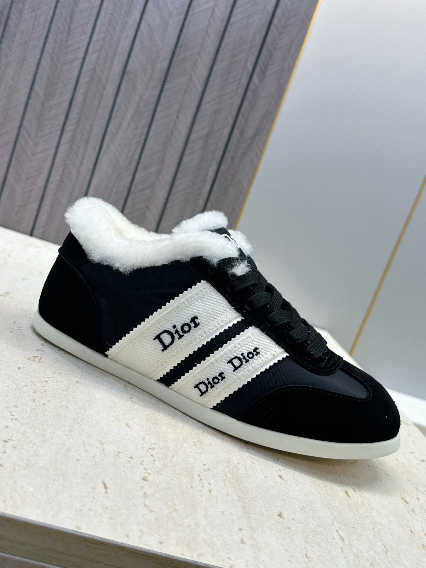迪奥 Dior 2026秋冬新款Ribbon系带休闲运动羊羔毛小白鞋 CD字母logo织带平底圆头拼色阿甘德训鞋 材质 迪奥 Dior 2026秋冬新款Ribbon系带休闲运动羊羔毛小白鞋 CD字母logo织带平底圆头拼色阿甘德训鞋 材质