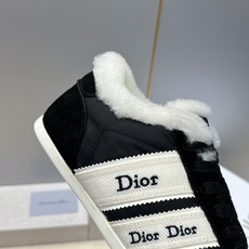 迪奥 Dior 2026秋冬新款Ribbon系带休闲运动羊羔毛小白鞋 CD字母logo织带平底圆头拼色阿甘德训鞋 材质 迪奥 Dior 2026秋冬新款Ribbon系带休闲运动羊羔毛小白鞋 CD字母logo织带平底圆头拼色阿甘德训鞋 材质