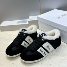 迪奥 Dior 2026秋冬新款Ribbon系带休闲运动羊羔毛小白鞋 CD字母logo织带平底圆头拼色阿甘德训鞋 材质 迪奥 Dior 2026秋冬新款Ribbon系带休闲运动羊羔毛小白鞋 CD字母logo织带平底圆头拼色阿甘德训鞋 材质