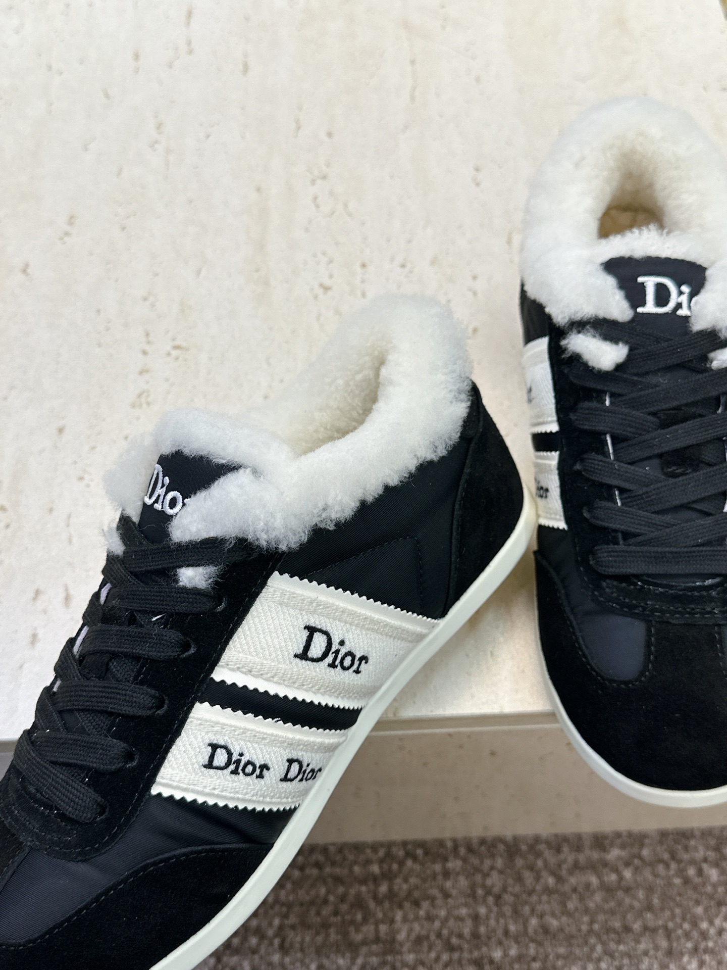 迪奥 Dior 2026秋冬新款Ribbon系带休闲运动羊羔毛小白鞋 CD字母logo织带平底圆头拼色阿甘德训鞋 材质 迪奥 Dior 2026秋冬新款Ribbon系带休闲运动羊羔毛小白鞋 CD字母logo织带平底圆头拼色阿甘德训鞋 材质