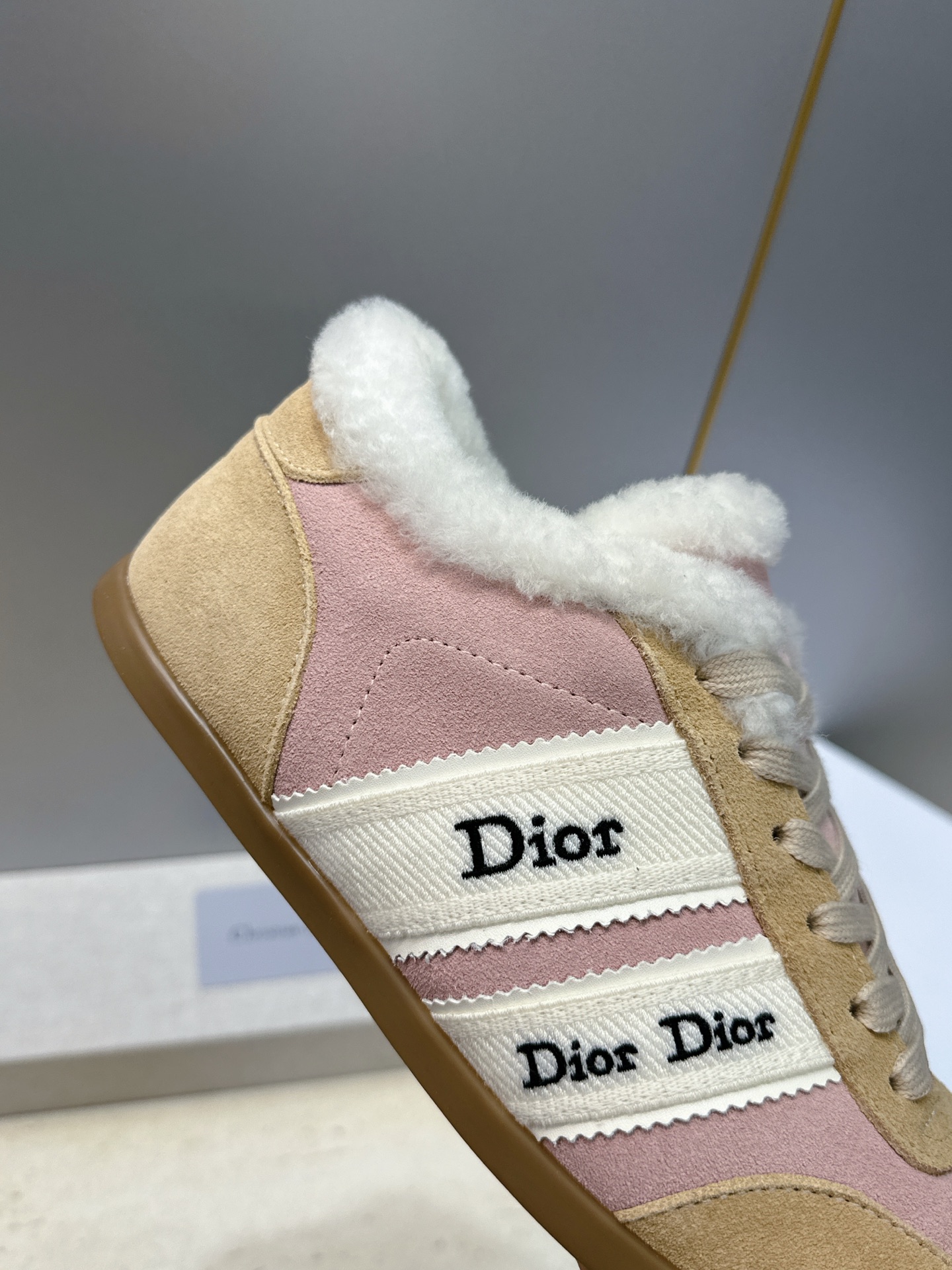 迪奥 Dior 2026秋冬新款Ribbon系带休闲运动羊羔毛小白鞋 CD字母logo织带平底圆头拼色阿甘德训鞋 材质 迪奥 Dior 2026秋冬新款Ribbon系带休闲运动羊羔毛小白鞋 CD字母logo织带平底圆头拼色阿甘德训鞋 材质