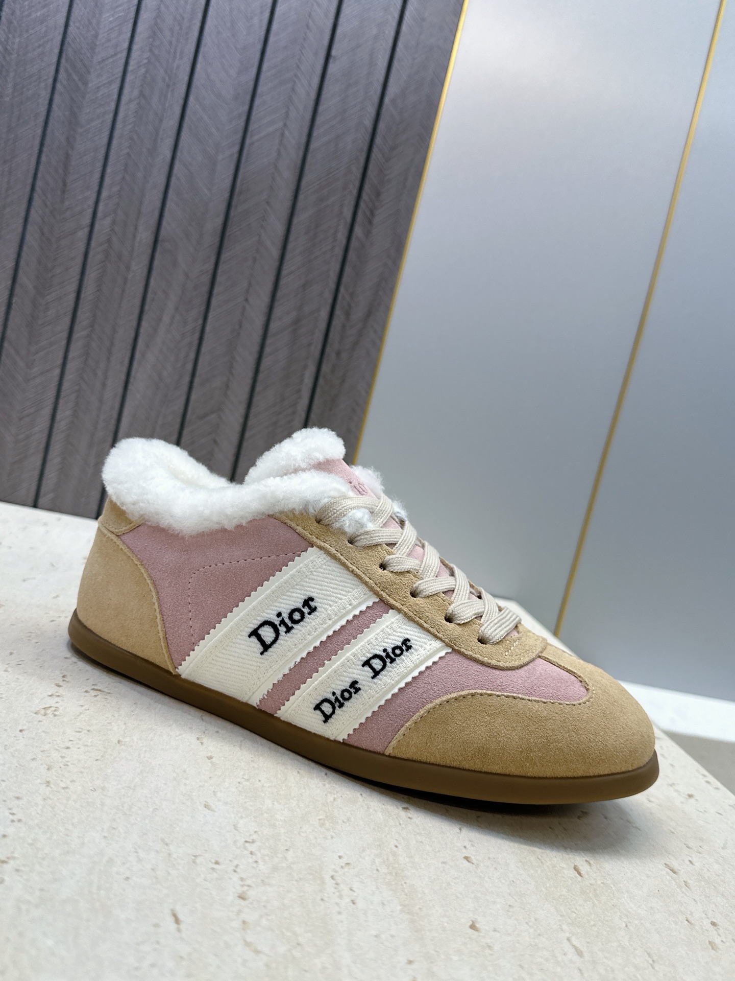 迪奥 Dior 2026秋冬新款Ribbon系带休闲运动羊羔毛小白鞋 CD字母logo织带平底圆头拼色阿甘德训鞋 材质 迪奥 Dior 2026秋冬新款Ribbon系带休闲运动羊羔毛小白鞋 CD字母logo织带平底圆头拼色阿甘德训鞋 材质
