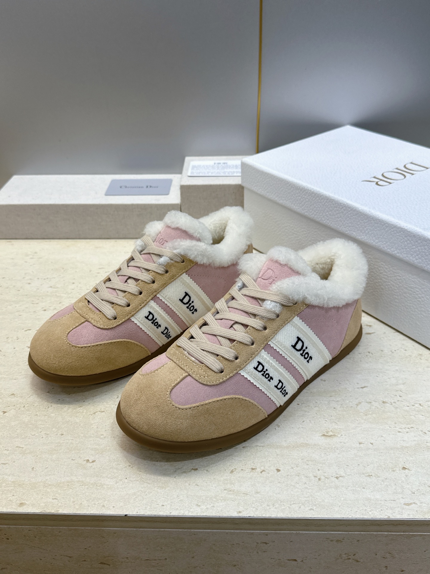 迪奥 Dior 2026秋冬新款Ribbon系带休闲运动羊羔毛小白鞋 CD字母logo织带平底圆头拼色阿甘德训鞋 材质 迪奥 Dior 2026秋冬新款Ribbon系带休闲运动羊羔毛小白鞋 CD字母logo织带平底圆头拼色阿甘德训鞋 材质
