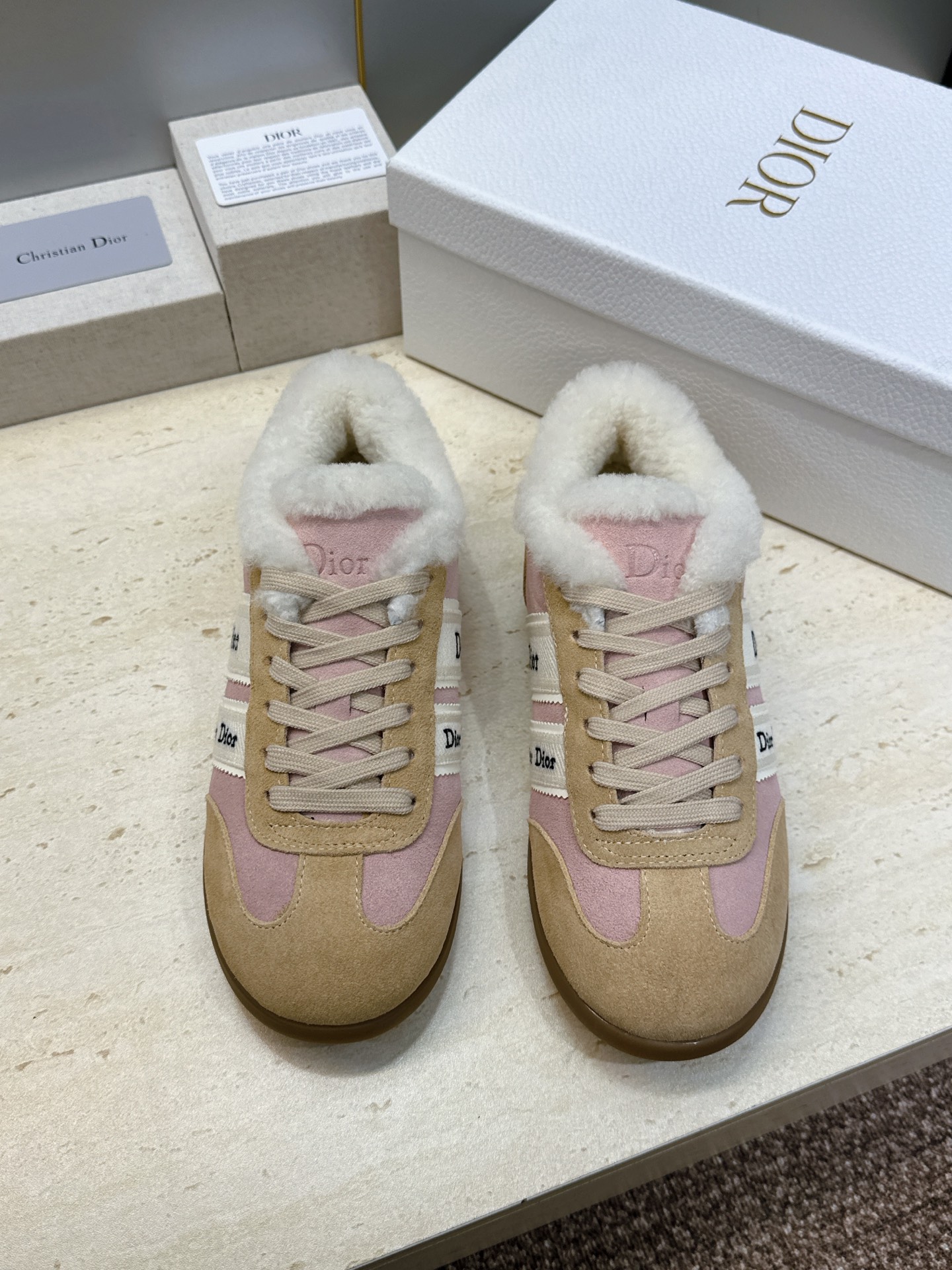 迪奥 Dior 2026秋冬新款Ribbon系带休闲运动羊羔毛小白鞋 CD字母logo织带平底圆头拼色阿甘德训鞋 材质 迪奥 Dior 2026秋冬新款Ribbon系带休闲运动羊羔毛小白鞋 CD字母logo织带平底圆头拼色阿甘德训鞋 材质