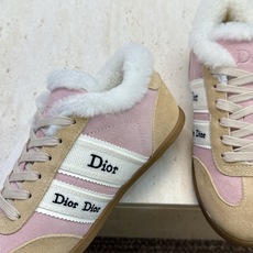 迪奥 Dior 2026秋冬新款Ribbon系带休闲运动羊羔毛小白鞋 CD字母logo织带平底圆头拼色阿甘德训鞋 材质 迪奥 Dior 2026秋冬新款Ribbon系带休闲运动羊羔毛小白鞋 CD字母logo织带平底圆头拼色阿甘德训鞋 材质