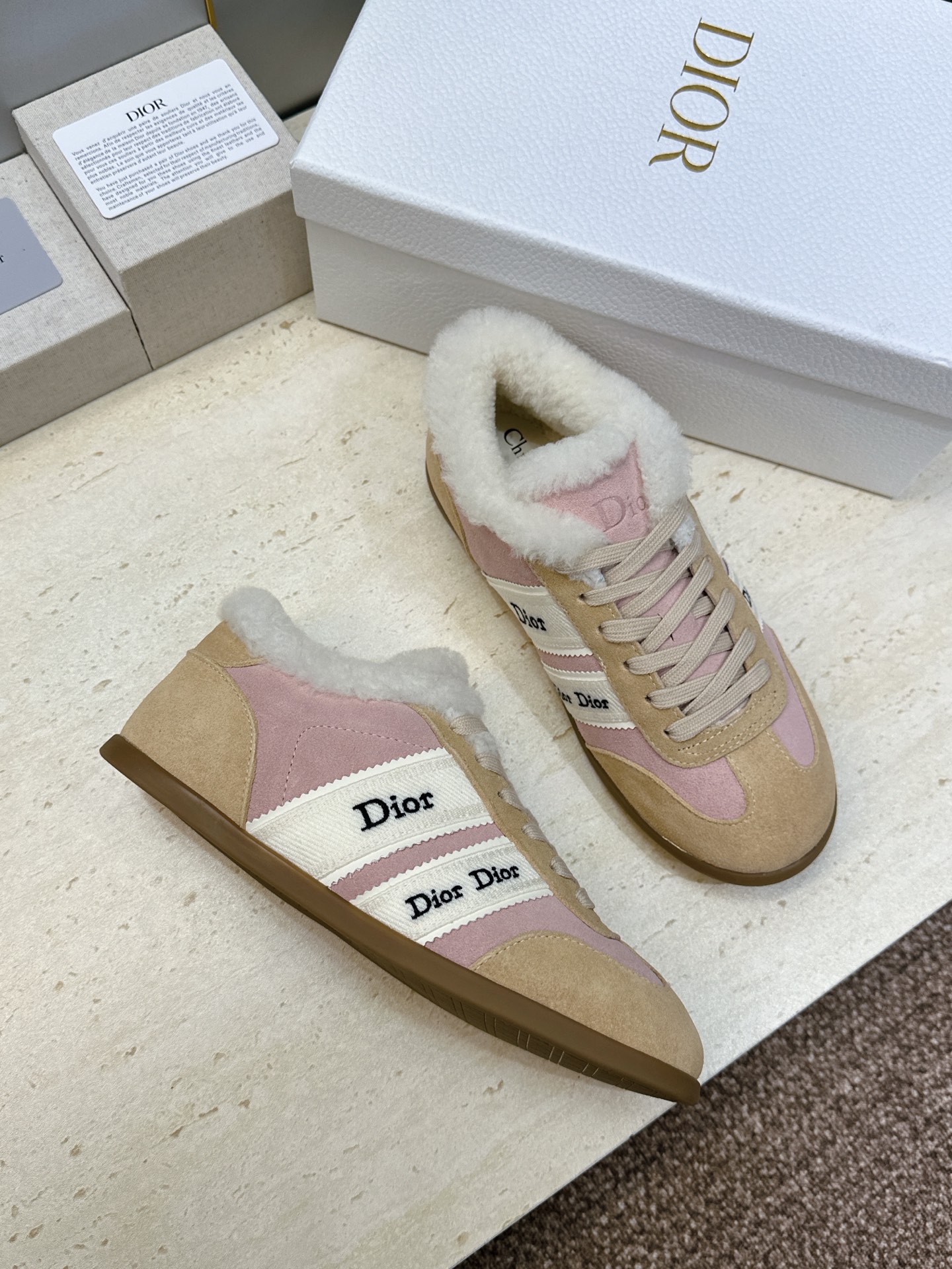 迪奥 Dior 2026秋冬新款Ribbon系带休闲运动羊羔毛小白鞋 CD字母logo织带平底圆头拼色阿甘德训鞋 材质 迪奥 Dior 2026秋冬新款Ribbon系带休闲运动羊羔毛小白鞋 CD字母logo织带平底圆头拼色阿甘德训鞋 材质